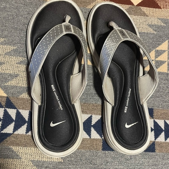 Nike Metallic Silver and Black Flip Flops - Picture 1 of 3